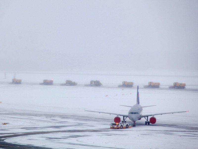 Из-за обрушившегося на Москву "ледяного дождя" 10 ноября в столичных аэропортах отменены около сотни рейсов, вылет еще около двух десятков лайнеров задерживается