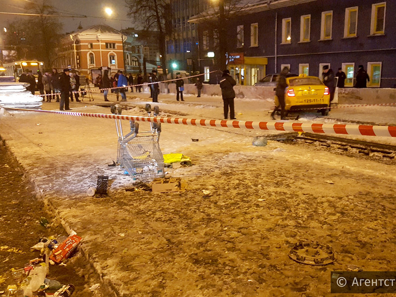 В Москве автомобиль сбил людей на трамвайной остановке у пересечения шоссе Энтузиастов с Третьим транспортным кольцом: по уточненным данным, пострадали 10 человек, в том числе ребенок