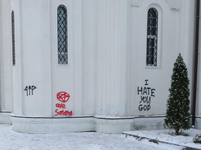 Церковь Георгия Победоносца осквернили в Саратове: неизвестные нанесли на стенах надписи "I hate u god" и "ave Satana" с пятиконечной звездой в круге
