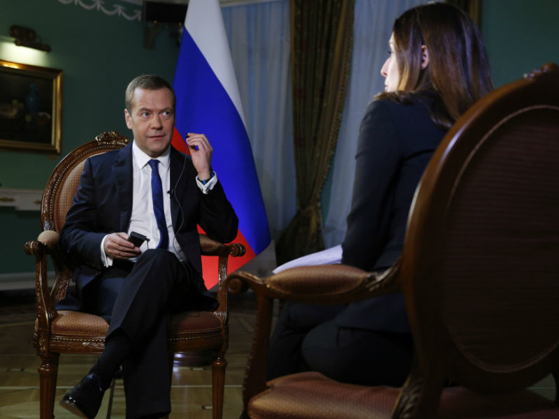 Медведев не увидел разницы между "мэйнстримовыми" Трампом и Клинтон