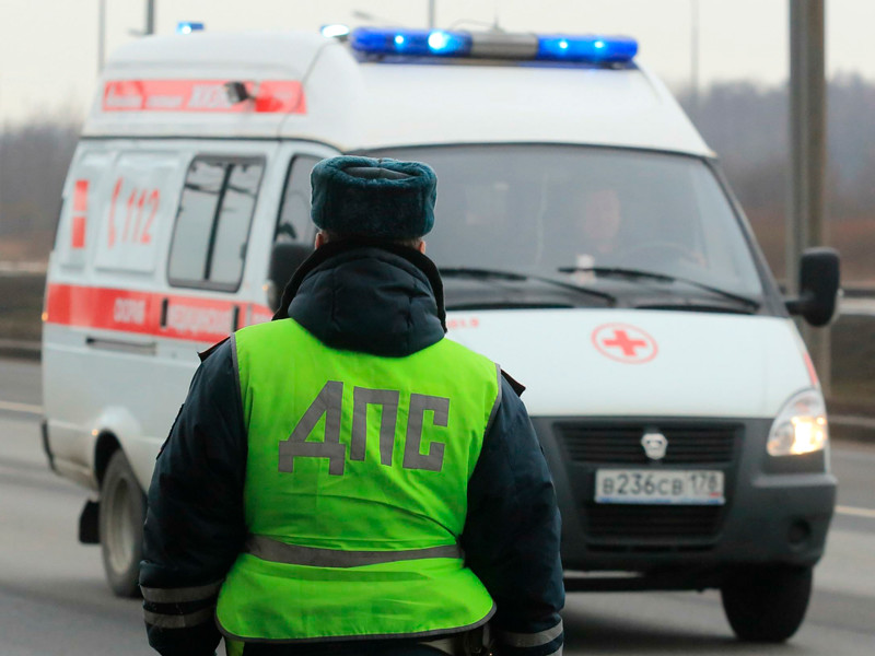 В Петербурге в канаве нашли машину с уснувшими после аварии родителями и их 5-летней дочкой