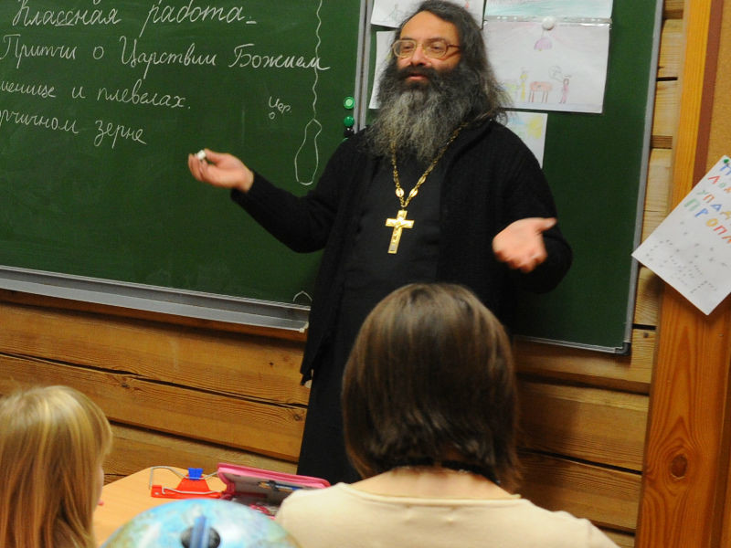 "Коммерсант" узнал о новой попытке распространить уроки православия на весь школьный курс