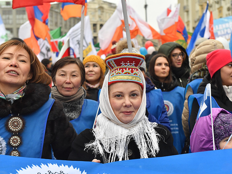 В Москве проходит шествие по случаю Дня народного единства. В мероприятии принимают участие около 80 тысяч человек