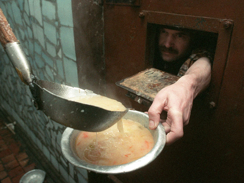 Во ФСИН предсказали проблемы с питанием заключенных из-за урезания финансирования