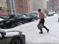 В Новосибирске сняли на ВИДЕО мужчину, который в 30-градусный мороз шел на работу с голым торсом
