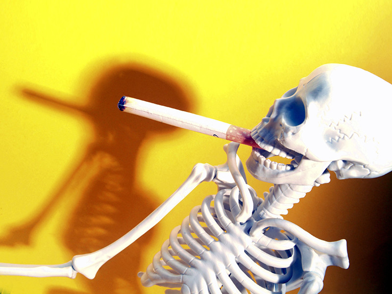Минздрав Удмуртии намерен заставить главврачей региона бросить курить. Ежемесячно медиков будут проверять с помощью приборов, фиксирующих уровень никотина в крови. Министерство надеется подать хороший пример курящим жителям региона