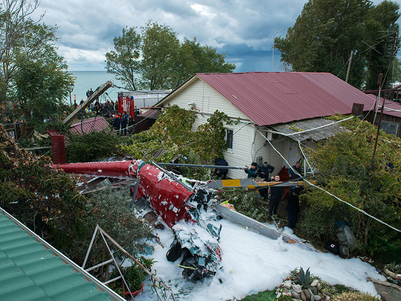 В селе Веселое в Адлерском районе Сочи экскурсионный вертолет АС-50 упал на частный дом на Цимлянской улице