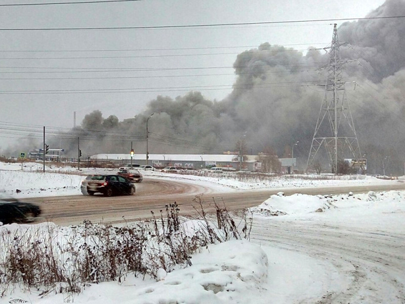 В Ижевске крупный пожар на торговом складе, есть жертвы, дым накрыл шоссе