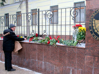 Москвичи, представители российских властей и проживающие в России кубинцы несут цветы к посольству Кубы, выражая скорбь в связи с кончиной Фиделя Кастро