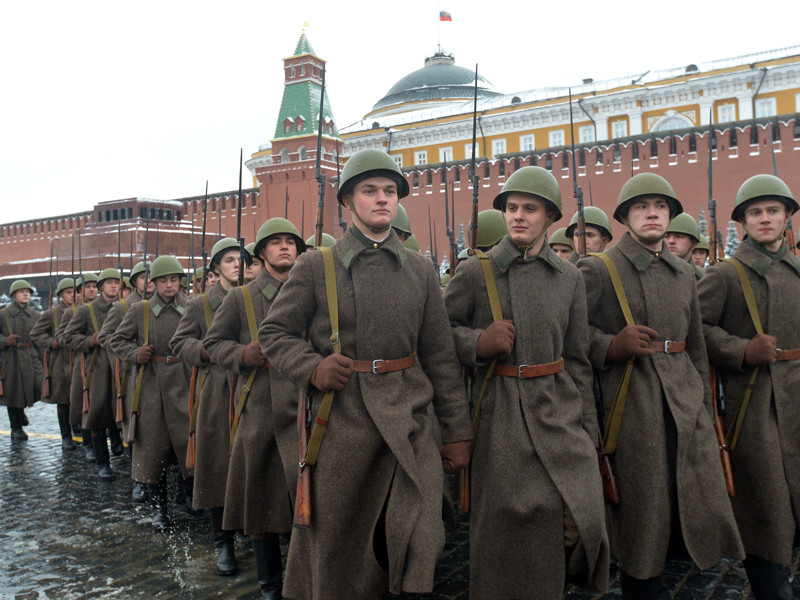 В Москве в понедельник, 7 ноября, на Красной площади проходит торжественный марш, посвященный легендарному параду 1941 года