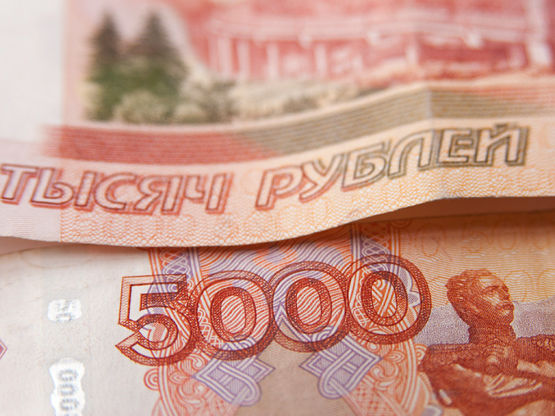 Президент России Владимир Путин подписал закон о единовременной выплате пенсионерам в размере пять тысяч рублей в январе 2017 года