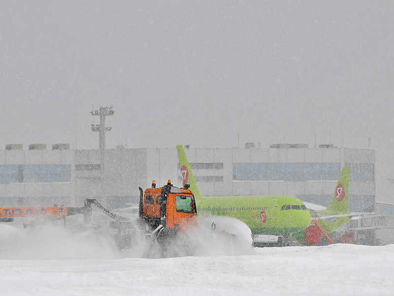 В московских аэропортах с утра 2 декабря отменили более двух десятков рейсов и столько же задержали