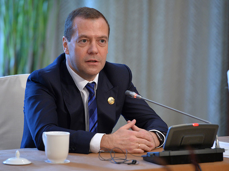 Глава правительства Дмитрий Медведев предложил выплачивать долги по зарплате раньше налоговых
