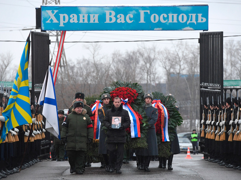 Траурная процессия на церемонии похорон посла России в Турции Андрея Карлова на Химкинском кладбище
