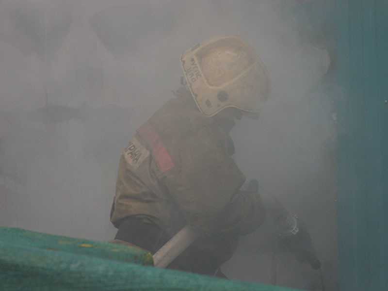 Три человека, в том числе двое пожарных, погибли в результате возгорания жилого дома в Башкирии. Пожарные пытались спасти блокированную внутри хозяйку