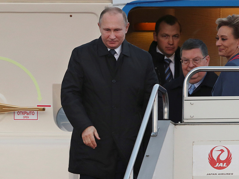 Пресс-секретарь президента РФ Дмитрий Песков подтвердил, что встречу российского лидера и премьер-министра Японии пришлось перенести из-за опоздания Владимира Путина