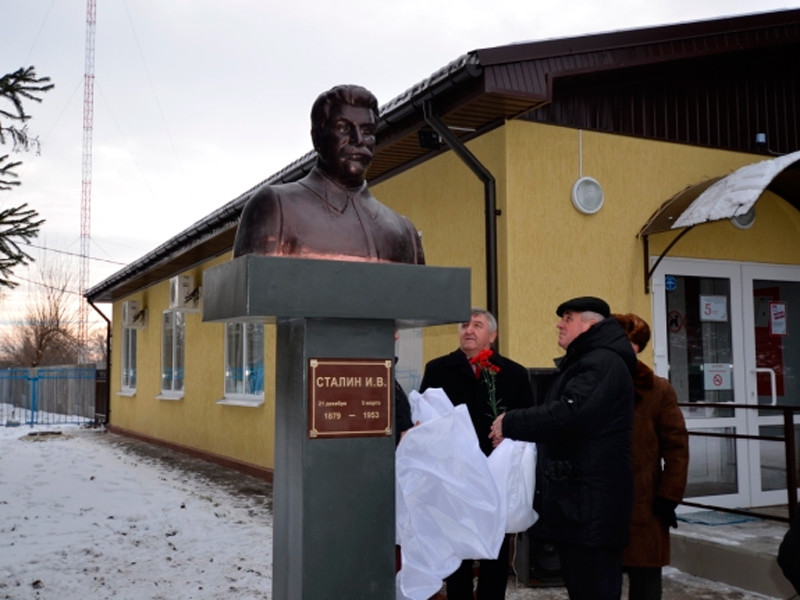 В Ростовской области "на народные средства" установили бюст Сталина, который нашли в колодце