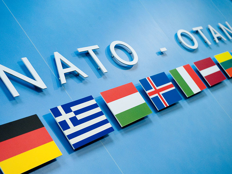 Высланных из США российских дипломатов не пустят работать в страны НАТО