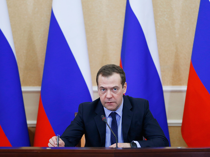 Медведев объявил о достижении "целей тысячелетия" по снижению материнской и детской смертности