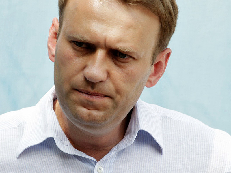 Премьер Дмитрий Медведев и пресс-секретарь главы государства Дмитрий Песков сообщили, что в Кремле "никак" не относятся к намерению Алексея Навального баллотироваться в президенты. Однако, по данным Bloomberg, на самом деле власть устраивает такое развитие событий
