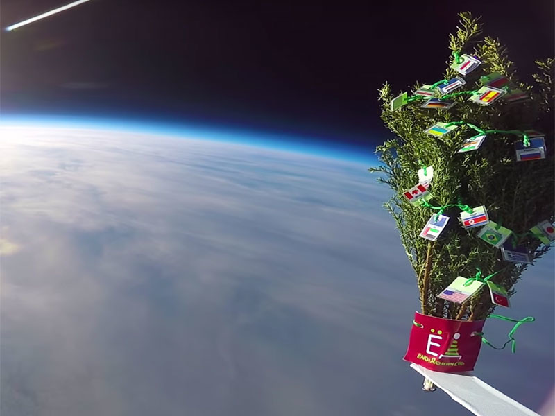 Группа жителей Новосибирска запустила стилизованную новогоднюю елочку в космос в миротворческих целях. Видеозапись этой акции появилась в Сети 15 декабря