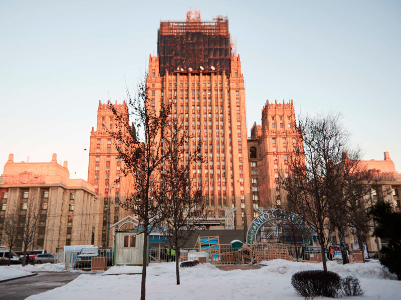 МИД назвал "цинизмом" замену в Польше памятника советским воинам на новогоднюю елку
