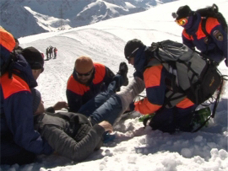 Спасатели эвакуировали и передали врачам российского альпиниста, который из-за обморожения ног не смог спуститься с Эльбруса