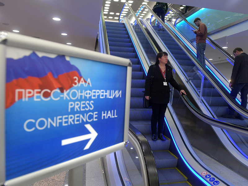 Во время ежегодной большой пресс-конференции президента Владимира Путина 23 декабря рядом с Центром международной торговли, где она проходила, были задержана женщина за одиночный пикет и фотограф, который ее снимал