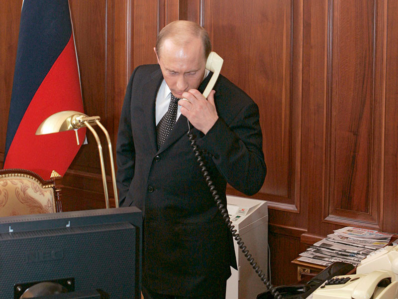 Путин обсудил по телефону с эмиром Катара сделку по "Роснефти"
