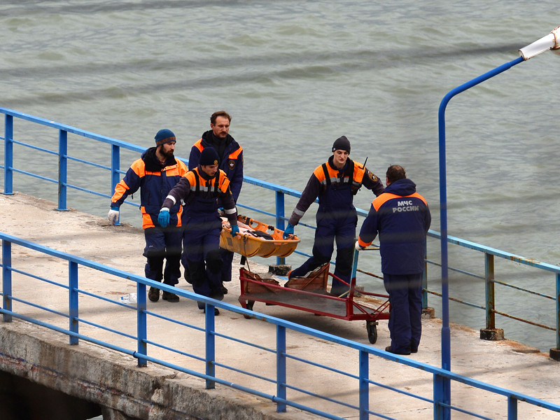 Спасатели несут тело погибшего в крушении самолета Минобороны РФ Ту-154 у побережья Черного моря в Сочи