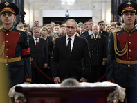 Путин возложил цветы к гробу посла Карлова