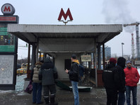 По данным МЧС, взорвался газовый баллон в подуличном переходе станции, после чего возник пожар, есть пострадавшие