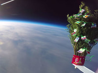 Группа жителей Новосибирска запустила стилизованную новогоднюю елочку в космос в миротворческих целях. Видеозапись этой акции появилась в Сети 15 декабря