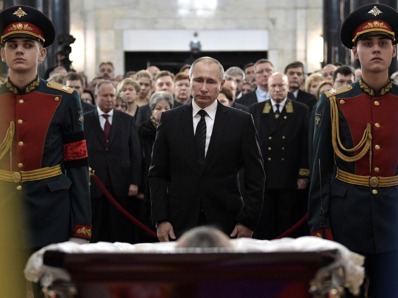 Путин возложил цветы к гробу посла Карлова