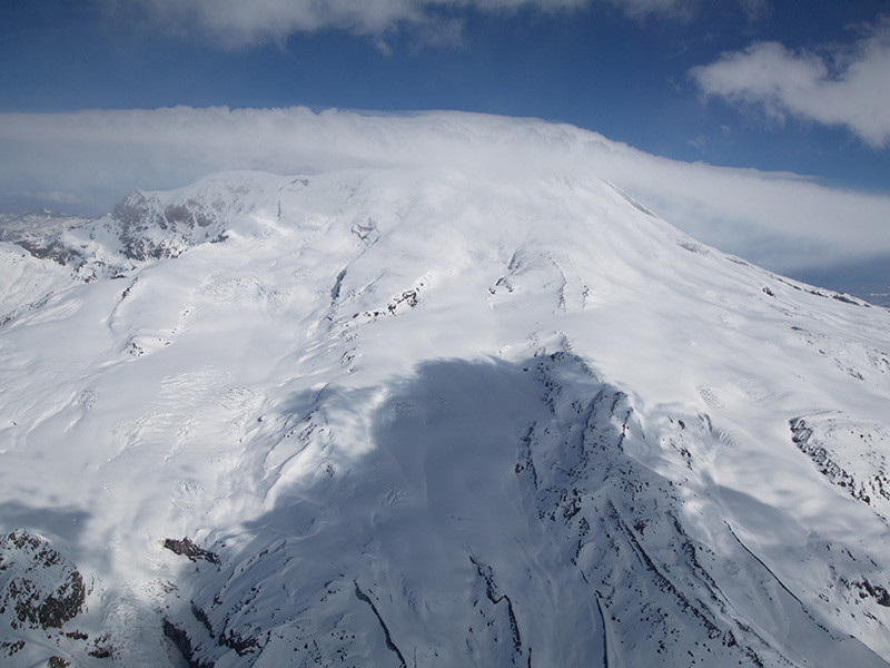 На Эльбрусе проходит спасательная операция: с горы пытаются вернуть российского альпиниста с обмороженными ногами, который не может спуститься самостоятельно