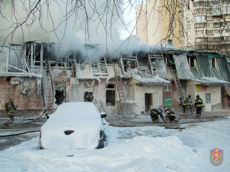 Число жертв пожара на северо-востоке Москвы, где дотла сгорела двухэтажная гостиница-ресторан, достигло трех