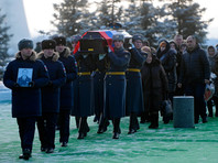 На церемонии прощания с погибшими при крушении самолета Ту-154 в Черном море на Федеральном военном мемориальном кладбище в Московской области, 16 января 2017 года