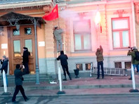 Питерские нацболы сожгли флаги на офисе "Газпрома". ВИДЕО
