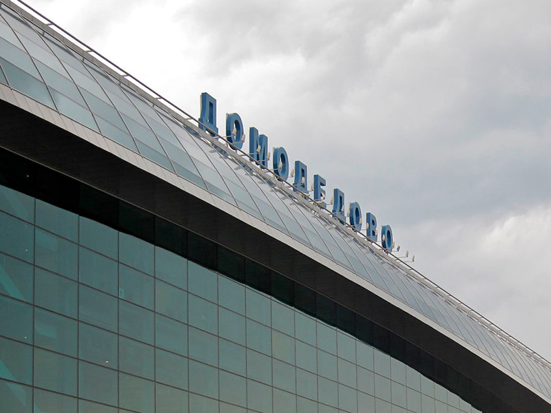 В московском аэропорту Домодедово самолет столкнулся с погрузчиком