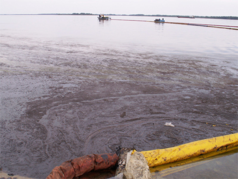 В бухте во Владивостоке произошел разлив нефтепродуктов