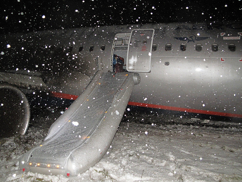 Некоторое время назад в Храброво завершились работы специальных служб по освобождению взлетно-посадочной полосы от поврежденного самолета