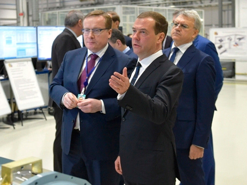 Медведев приехал на завод "Алмаз-Антей" в Кирове за рулем Mercedes без мигалки
