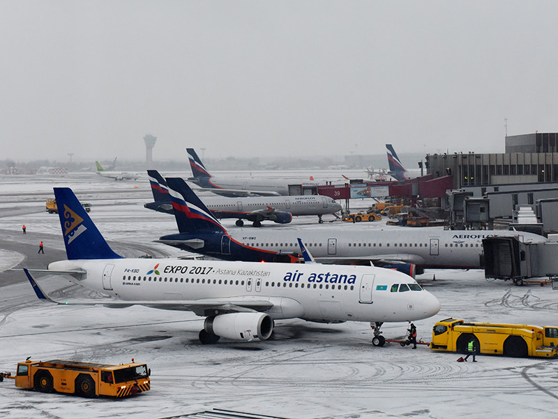 Московские аэропорты, по данным на утро воскресенья, отменили 35 рейсов в результате снегопада в столице