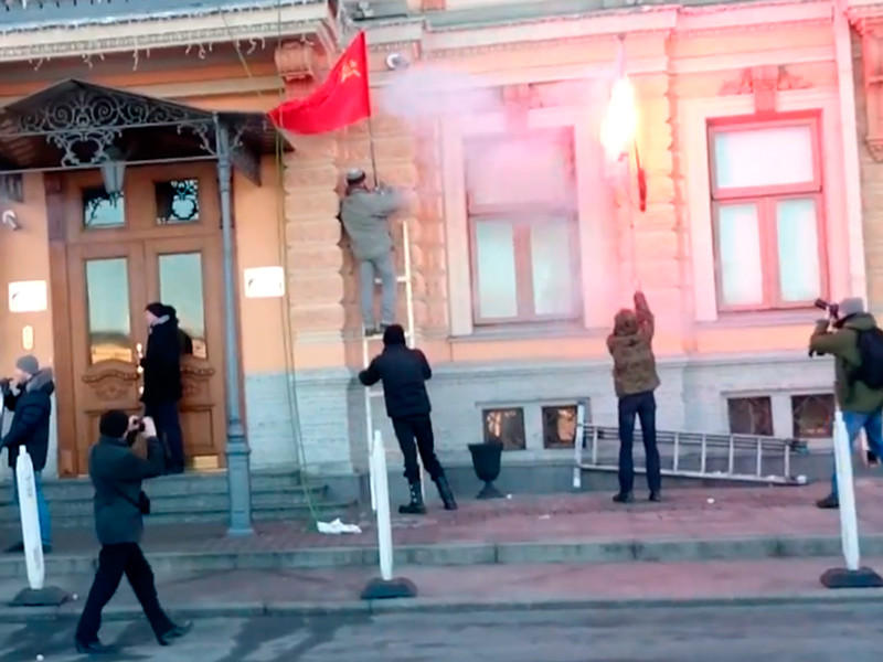Питерские нацболы сожгли флаги на офисе "Газпрома"