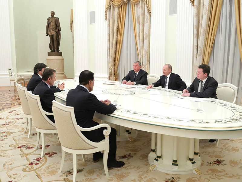 Президент РФ Владимир Путин принял в Кремле покупателей пакета акций "Роснефти" и выразил надежду на дальнейшее сотрудничество в сфере привлечения инвестиций в российскую экономику