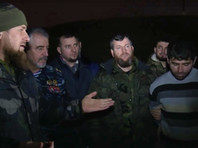 Глава Чечни Рамзан Кадыров и задержанный боевик (справа)
