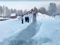 Красноярский депутат пожаловался на ледяную горку у главной елки города: "Задница моя пострадала маленько" (ВИДЕО)