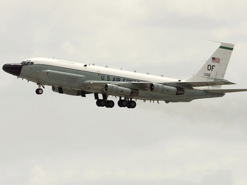 Стратегический разведывательный самолет ВВС США RC-135W подлетел к государственным границам России в районе Балтийского моря для осуществления радиотехнической разведки