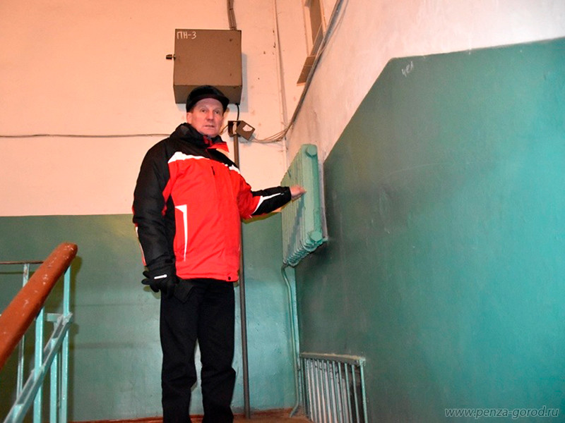 Вечером 26 января глава администрации города Пензы Виктор Кувайцев выезжал для проверки температурного режима в квартирах Заводского района