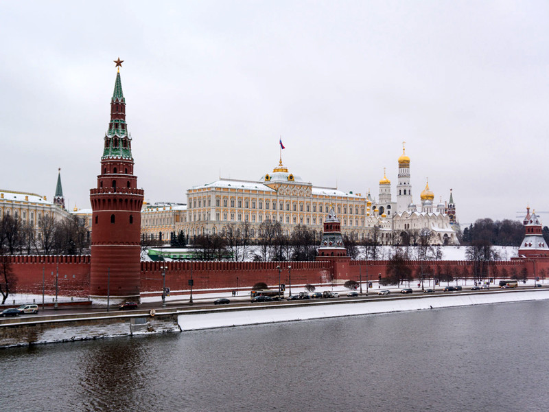 В Кремле назвали абсурдными обвинения в кибератаках на предвыборный штаб Макрона